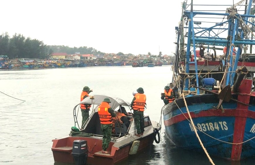 Lực lương biên phòng các tỉnh Bắc Trung Bộ khẩn trương kêu gọi các tàu thuyền vào bờ tránh trú an toàn