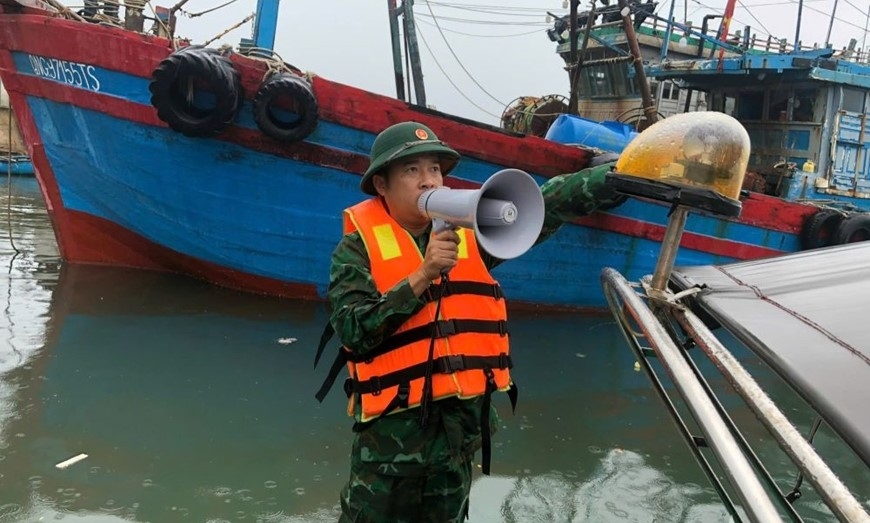 Cán bộ Đồn Biên phòng Quỳnh Phương kêu gọi các phương tiện tàu thuyền vào nơi trú bão an toàn.