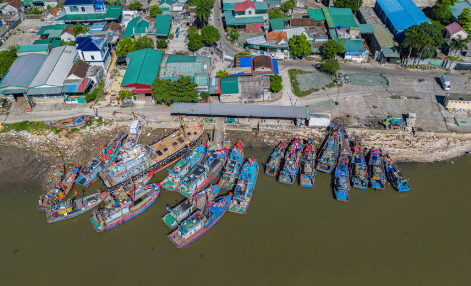 Ngư dân neo đậu tàu thuyền tại cảng cá Lạch Vạn, Nghệ An. Ảnh: Phạm Tâm