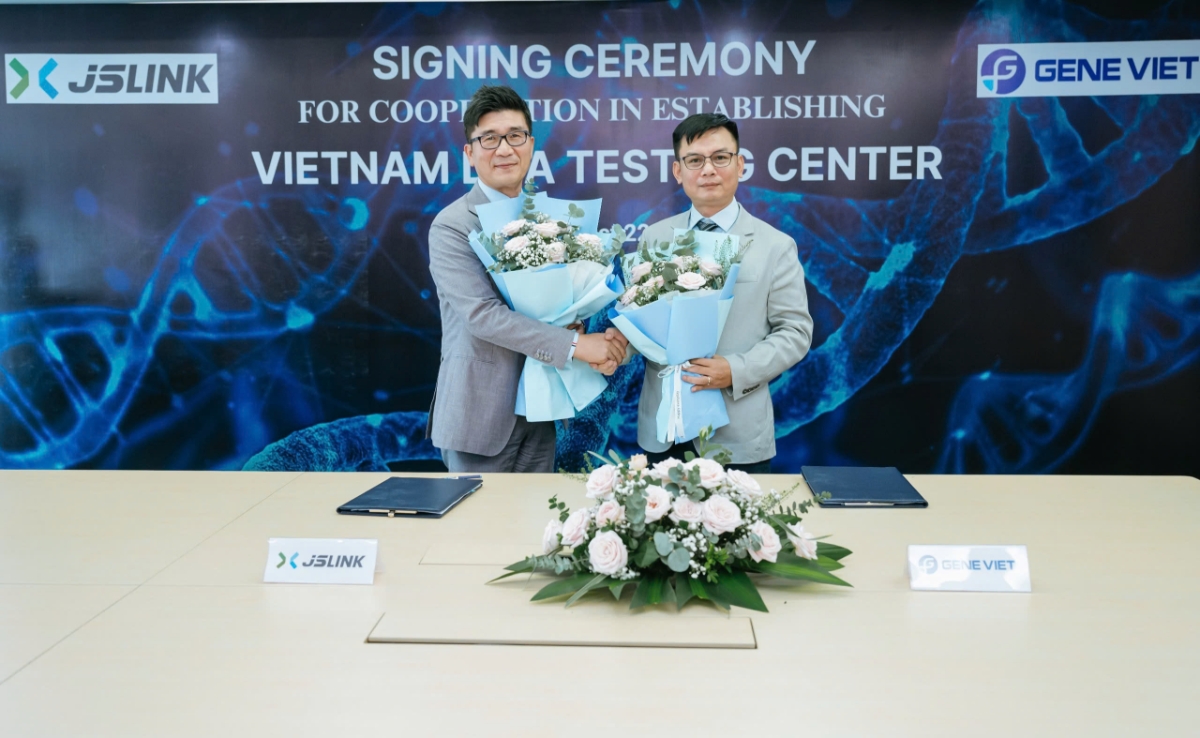 Ông Lee Jun Young - Giám đốc điều hành Công ty JS Link (Hàn Quốc) và Ông Lê Văn Khoa - Tổng giám đốc Công ty Cổ phần Sinh học phân tử Gene Viet (bên phải).