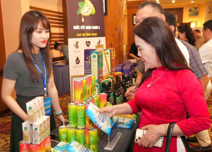 Các sản phẩm tiêu của các doanh nghiệp hai tỉnh được giới thiệu, quảng bá tại chương trình