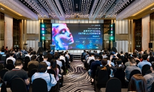 Sự kiện thu hút đông đảo các chuyên gia, doanh nghiệp đến tham gia, chia sẻ góc nhìn và giải pháp tích hợp AI vào hoạt động kinh doanh.