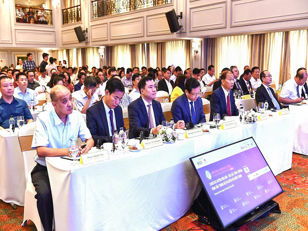 Các đại biểu tham dự diễn đàn.