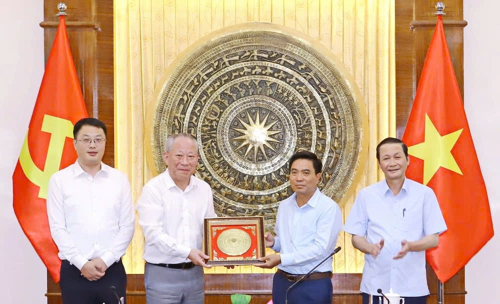 Lãnh đạo tỉnh Thanh Hoá tặng quà lưu niệm lãnh đạo doanh nghiệp