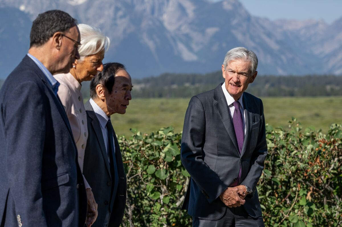 Từ phải sang: Chủ tịch Fed Jerome Powell, Thống đốc ngân hàng trung ương Nhật Bản (BOE) Kazuo Ueda, Chủ tịch Ngân hàng Trung ương châu Âu (ECB) Christine Lagarde và Thống đốc Ngân hàng trung ương Anh (BOE) Andrew Bailey tại Hội nghị chuyên đề chính sách kinh tế Jackson Hole của Fed ở Kansas, bang Wyoming, ngày 22/8 - Ảnh: Bloomberg
