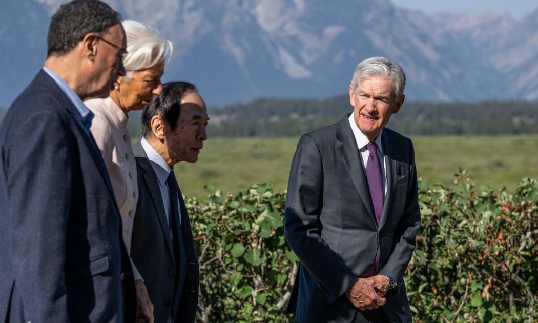 Từ phải sang: Chủ tịch Fed Jerome Powell, Thống đốc ngân hàng trung ương Nhật Bản (BOE) Kazuo Ueda, Chủ tịch Ngân hàng Trung ương châu Âu (ECB) Christine Lagarde và Thống đốc Ngân hàng trung ương Anh (BOE) Andrew Bailey tại Hội nghị chuyên đề chính sách kinh tế Jackson Hole của Fed ở Kansas, bang Wyoming, ngày 22/8 - Ảnh: Bloomberg