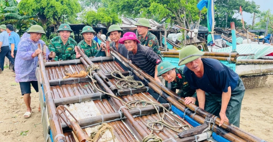 Chủ tịch UBND các xã, phường phải theo dõi chặt chẽ diễn biến bão, quản lý nghiêm phương tiện ra khơi; tổ chức kiểm đếm, hướng dẫn tàu thuyền (kể cả tàu du lịch) thoát khỏi vùng nguy hiểm hoặc vào nơi trú ẩn an toàn; đồng thời cảnh giác với giông lốc, sét trước khi bão ảnh hưởng trực tiếp.