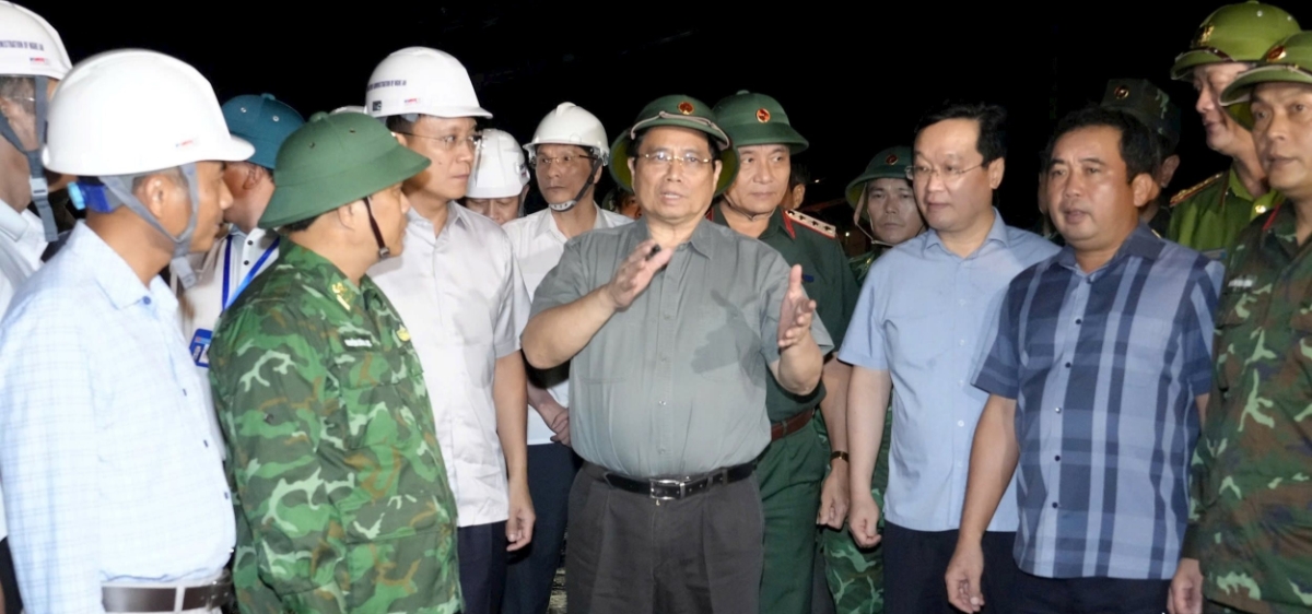 Thủ tướng Phạm Minh Chính trực tiếp chỉ đạo công tác phòng, chống bão tại Phường Cửa Lò (Nghệ An). Ảnh: Phạm Bằng