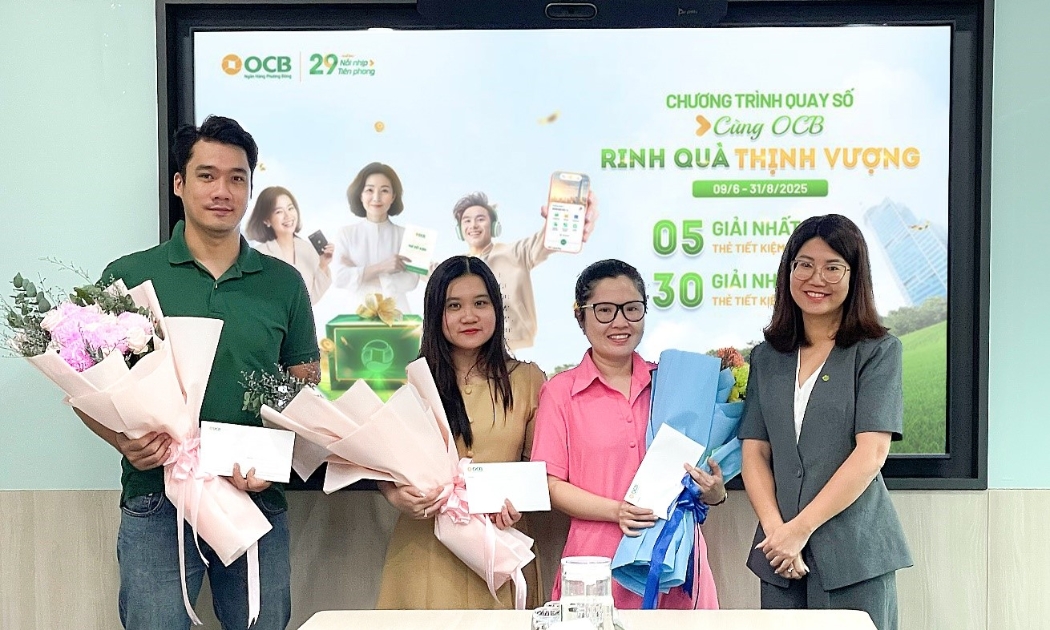 Đại diện OCB trao giải thưởng đến khách hàng ngay trong buổi quay số.