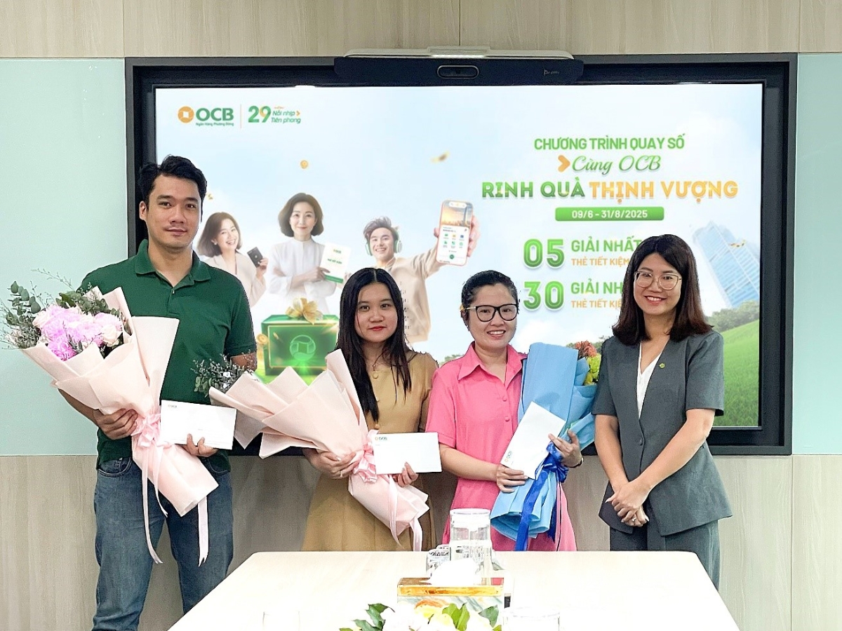 Đại diện OCB trao giải thưởng đến khách hàng ngay trong buổi quay số.