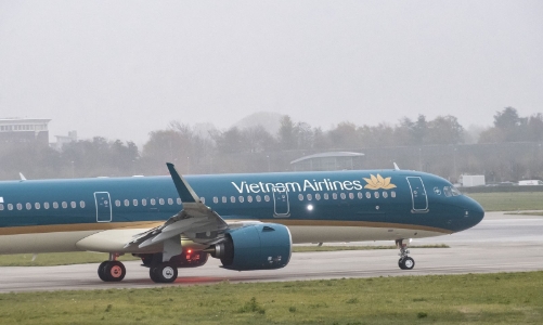 Ứng phó bão số 5: Hai sân bay tạm dừng hoạt động, nhiều chuyến bay bị hủy