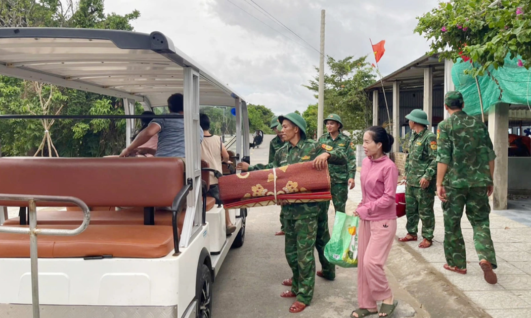 Người dân tại đặc khu Cồn Cỏ (Quảng Trị) lên xe điện di tản đến hầm trú ẩn. Ảnh: Anh Xuân