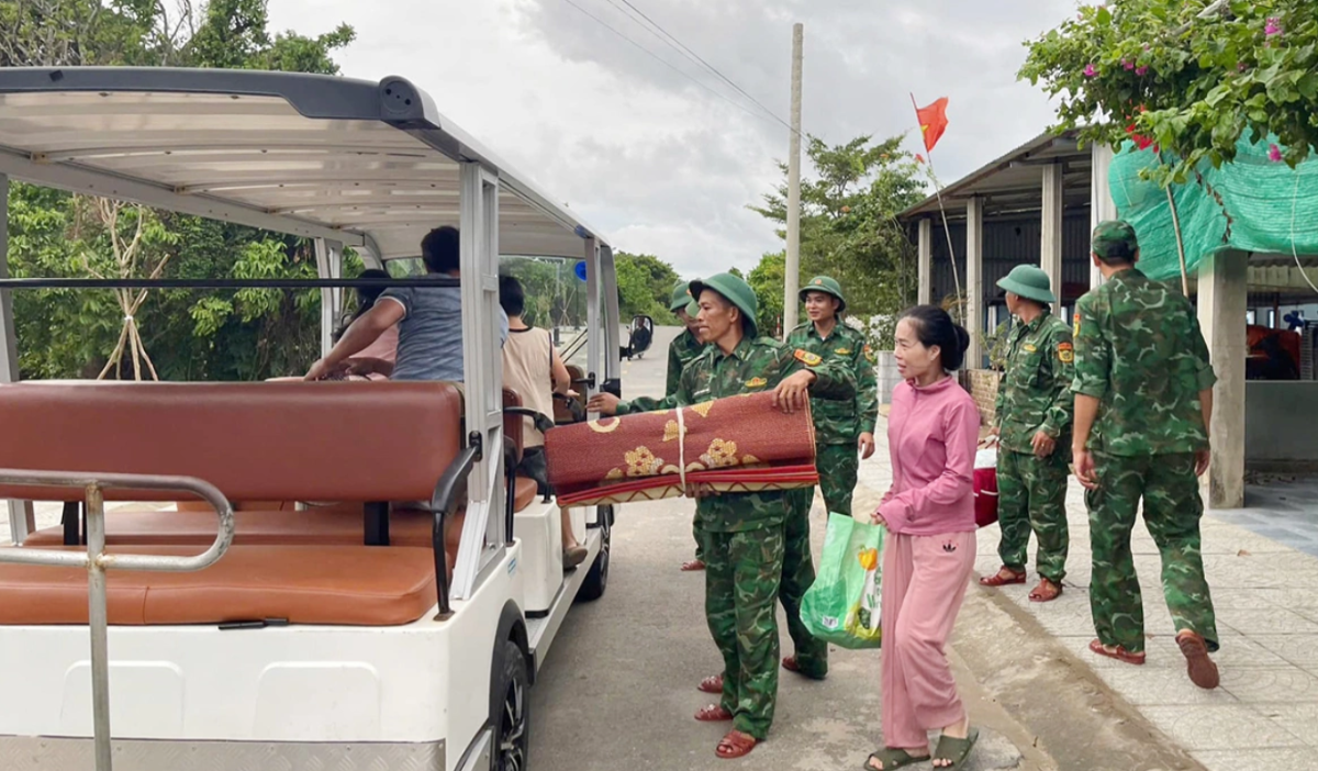 Người dân tại đặc khu Cồn Cỏ (Quảng Trị) lên xe điện di tản đến hầm trú ẩn. Ảnh: Anh Xuân