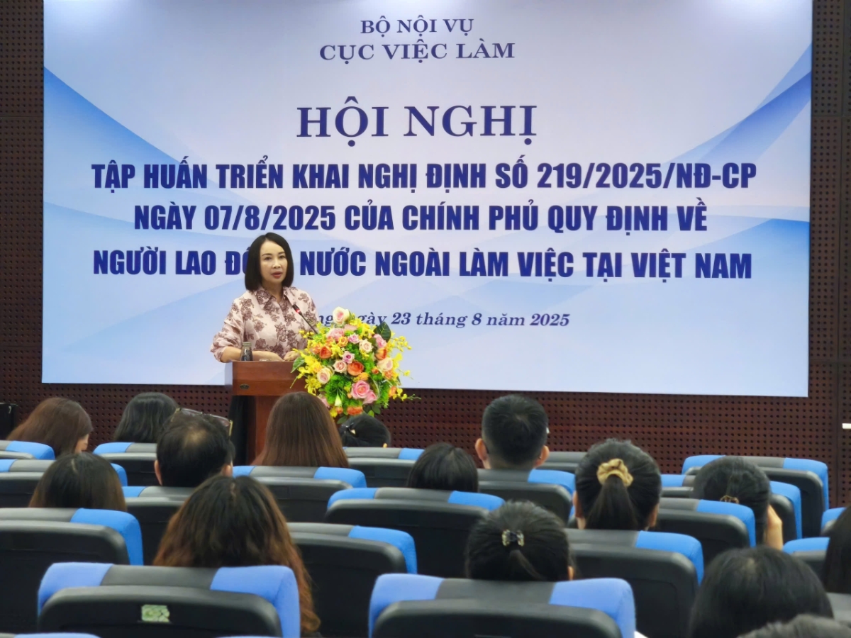 Bà Nguyễn Thị Quyên - Phó Cục trưởng Cục Việc làm, Bộ Nội vụ, giải đáp các thắc mắc của doanh nghiệp tại Hội nghị tập huấn - Ảnh: Quang Hiếu.