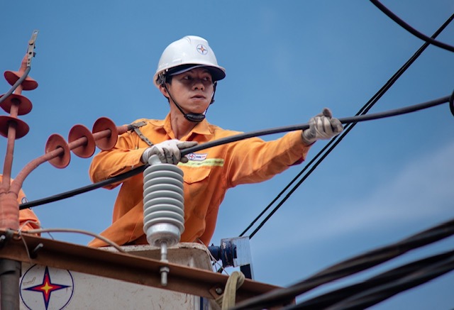 Công nhân Tổng công ty Điện lực miền Trung bảo trì đường dây. Ảnh minh họa.
