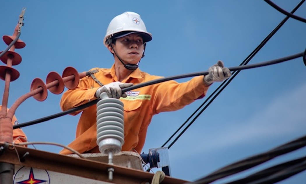 Công nhân Tổng công ty Điện lực miền Trung bảo trì đường dây. Ảnh minh họa.