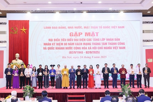 Các đồng chí lãnh đạo Đảng, Nhà nước, Mặt trận Tổ quốc Việt Nam tặng quà cho đại biểu tham dự. Ảnh: mattran.org.vn.