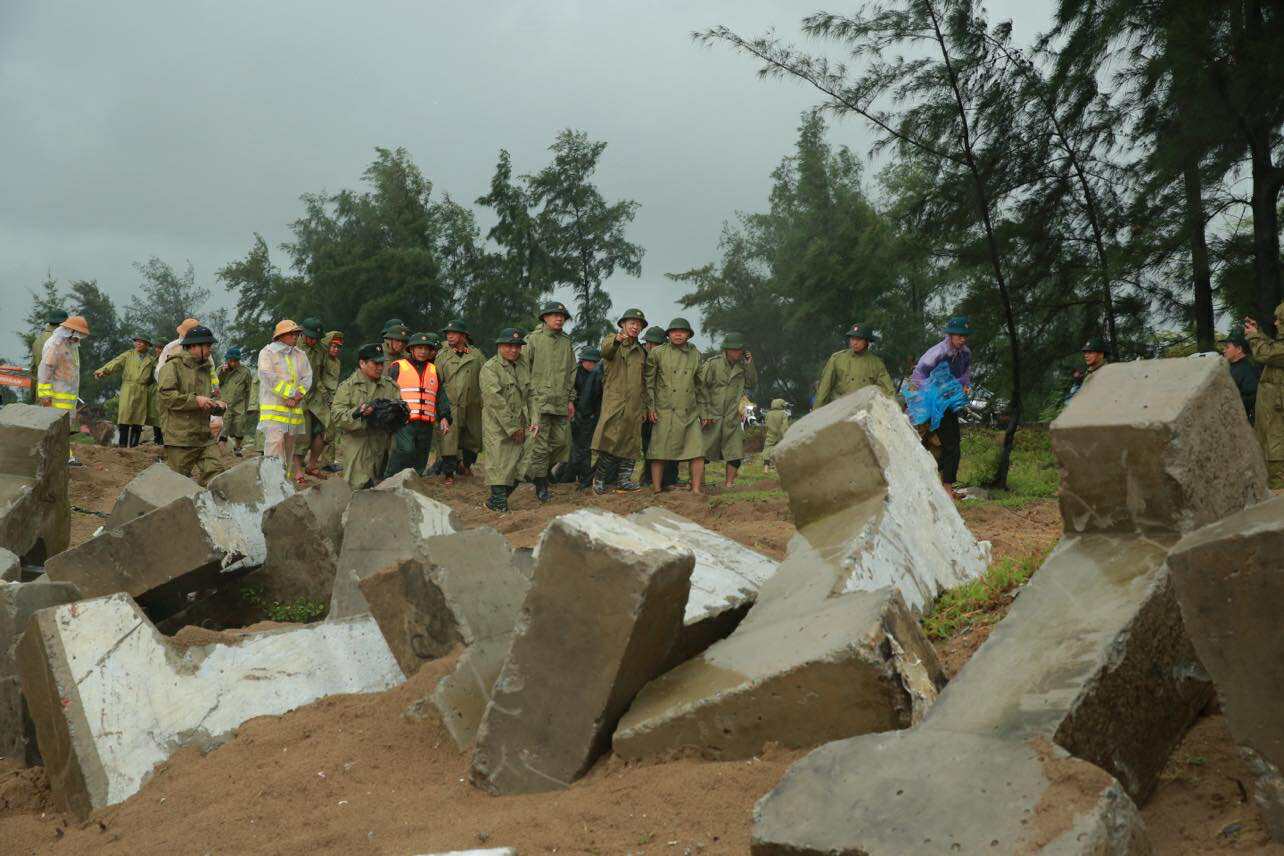 Phó Thủ tướng Trần Hồng Hà đi thị sát, kiểm tra tuyến đê biển - Ảnh: VGP/Minh Khôi