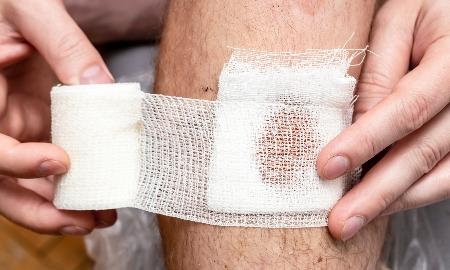 Các vi khuẩn nguy hiểm có thể xâm nhập cơ thể, tấn công sức khỏe người bệnh rất nhanh.
