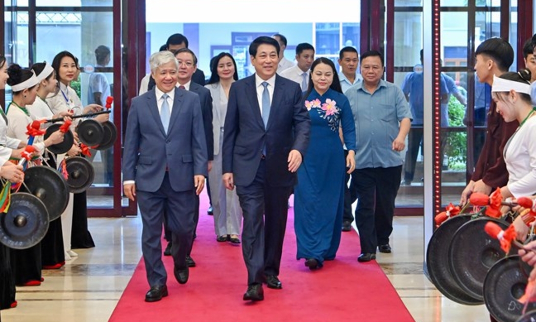 Chủ tịch nước Lương Cường, Chủ tịch UBTƯ MTTQ Việt Nam Đỗ Văn Chiến và các đại biểu tham dự chương trình gặp mặt. Ảnh: mattran.org.vn.