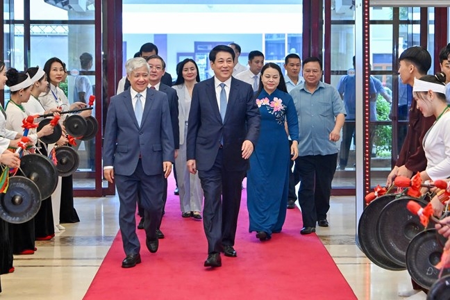 Chủ tịch nước Lương Cường, Chủ tịch UBTƯ MTTQ Việt Nam Đỗ Văn Chiến và các đại biểu tham dự chương trình gặp mặt. Ảnh: mattran.org.vn.