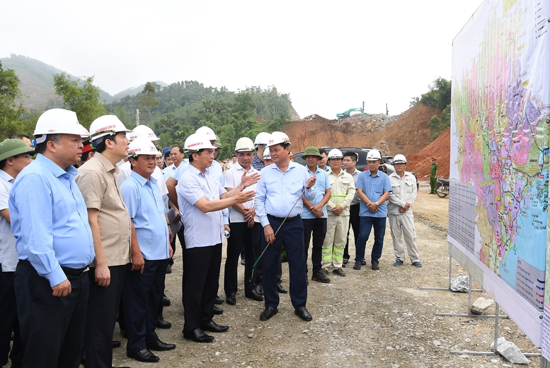 Phó Thủ tướng Bùi Thanh Sơn kiểm tra tiến độ dự án cao tốc Tuyên Quang - Hà Giang. (Ảnh: VGP)