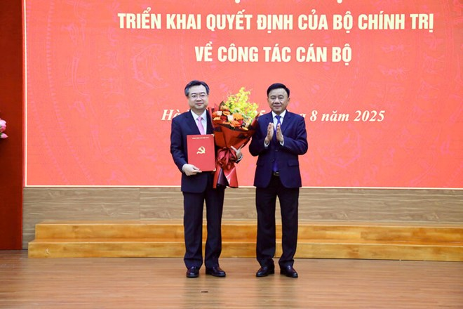 Ủy viên Bộ Chính trị, Thường trực Ban Bí thư Trần Cẩm Tú trao Quyết định bổ nhiệm Trưởng Ban Chính sách, chiến lược Trung ương cho ông Nguyễn Thanh Nghị