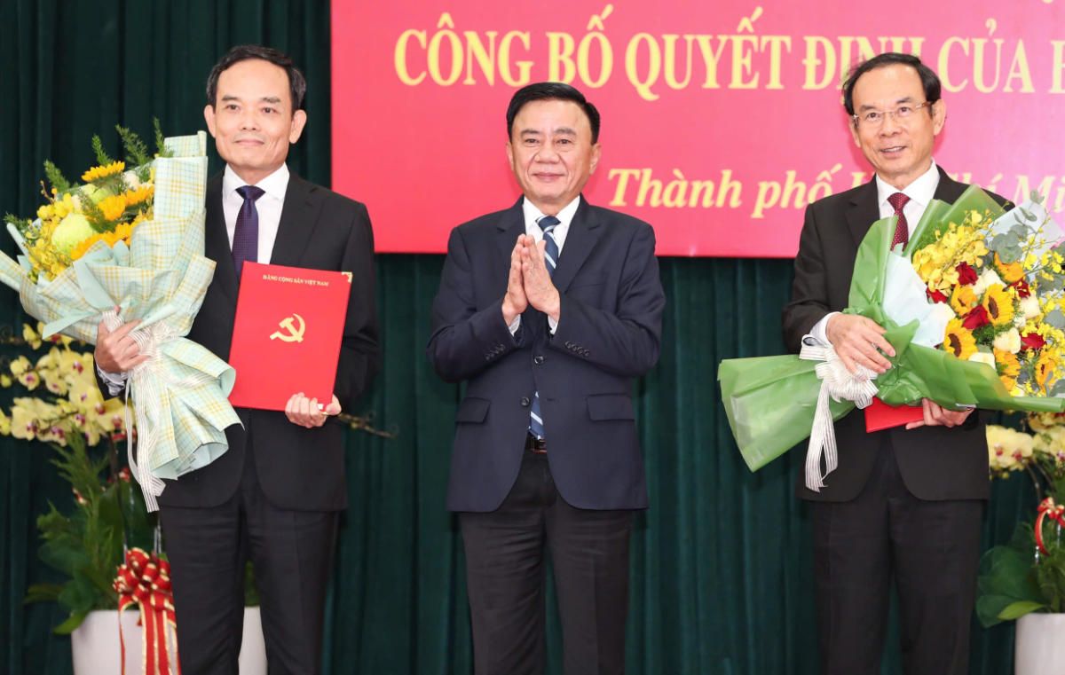 Ủy viên Bộ Chính trị, Thường trực Ban Bí thư Trần Cẩm Tú trao quyết định cho ông Nguyễn Văn Nên (bên phải) và ông Trần Lưu Quang (bên trái), tân Bí thư Thành ủy TP HCM