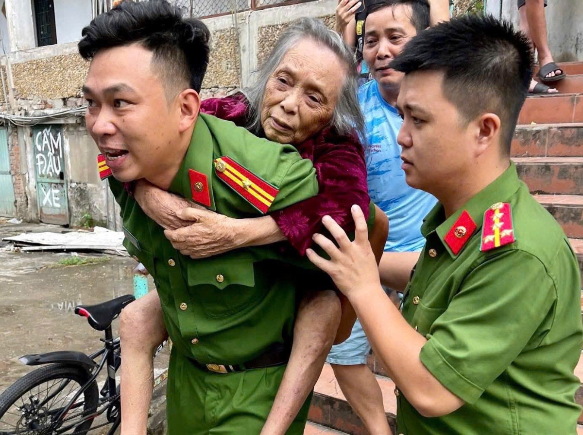 Lực lương chức năng tỉnh Nghệ An tích cực di dời người dân đến nơi tránh trú an toàn