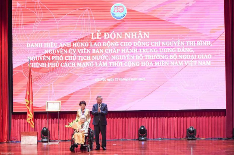 Thay mặt Đảng và Nhà nước, Tổng Bí thư trao tặng danh hiệu Anh hùng Lao động cho đồng chí nguyên Phó Chủ tịch nước Nguyễn Thị Bình. Ảnh: VGP.