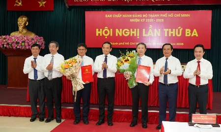 Sáng 25/8, tại Hội nghị Ban Chấp hành Đảng bộ TP. Hồ Chí Minh lần thứ 3, Ban Thường vụ Thành ủy đã tổ chức công bố và trao Quyết định về công tác cán bộ.