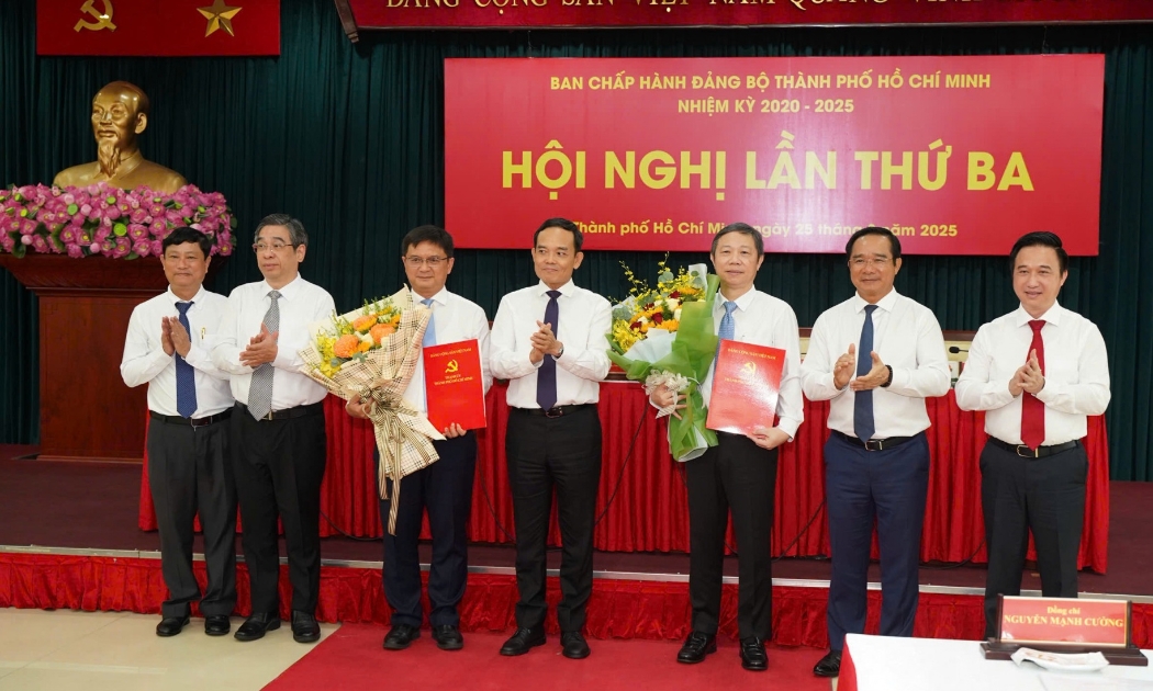 Sáng 25/8, tại Hội nghị Ban Chấp hành Đảng bộ TP. Hồ Chí Minh lần thứ 3, Ban Thường vụ Thành ủy đã tổ chức công bố và trao Quyết định về công tác cán bộ.