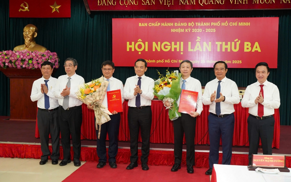 Sáng 25/8, tại Hội nghị Ban Chấp hành Đảng bộ TP. Hồ Chí Minh lần thứ 3, Ban Thường vụ Thành ủy đã tổ chức công bố và trao Quyết định về công tác cán bộ.