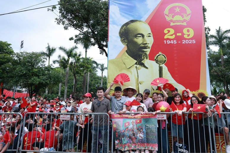 Chờ xem diễu binh, diễu hành trên các tuyến phố Thủ đô.