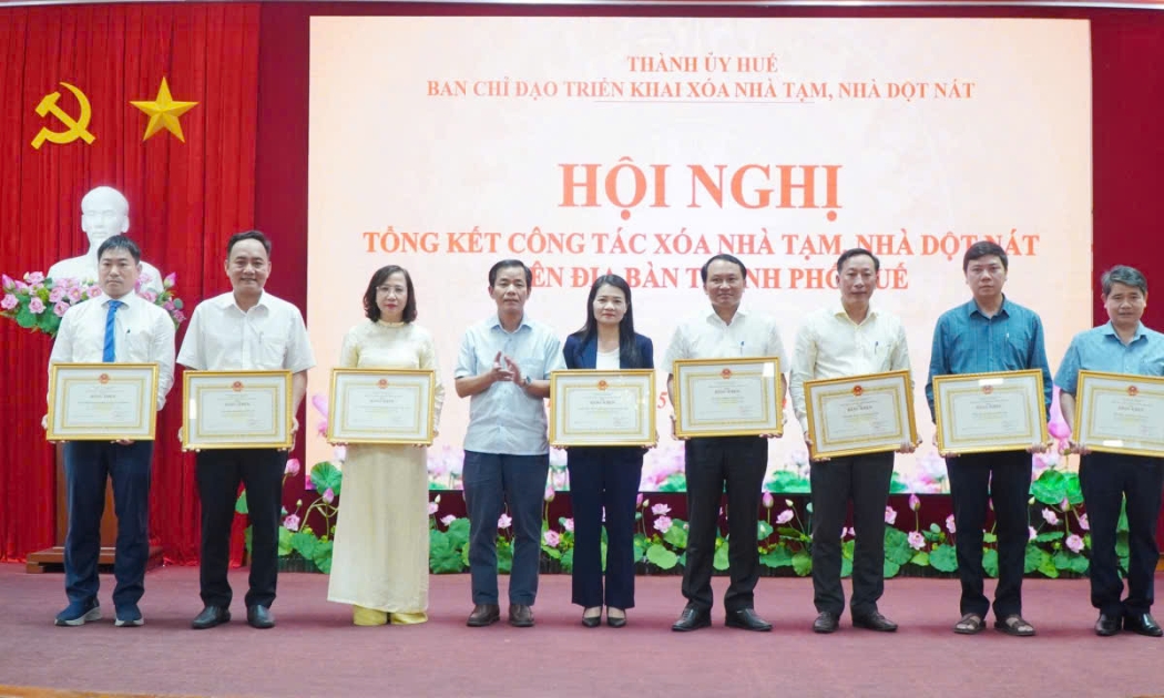 UBND thành phố Huế đã trao tặng Bằng khen cho các tập thể và cá nhân có thành tích xuất sắc trong phong trào thi đua “Chung tay xóa nhà tạm, nhà dột nát năm 2025”.