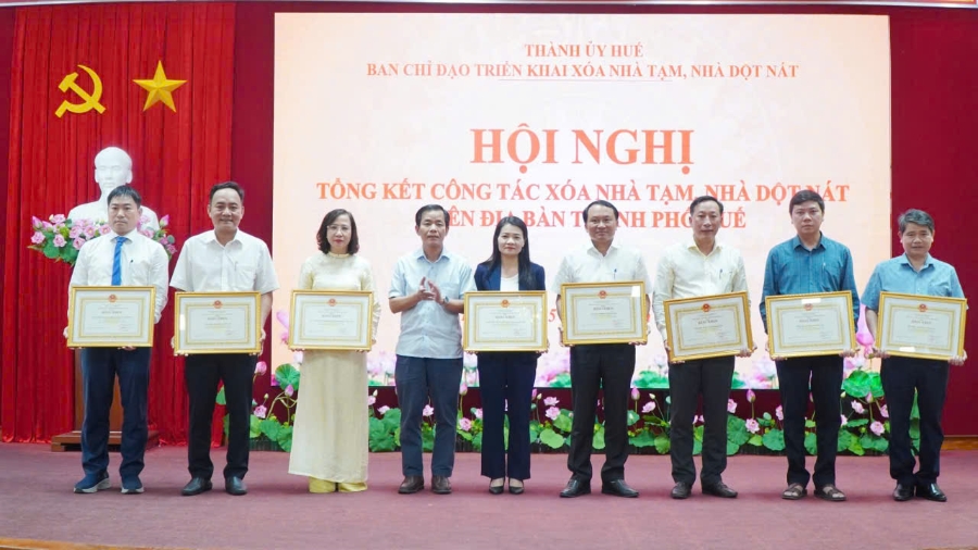UBND thành phố Huế đã trao tặng Bằng khen cho các tập thể và cá nhân có thành tích xuất sắc trong phong trào thi đua “Chung tay xóa nhà tạm, nhà dột nát năm 2025”.