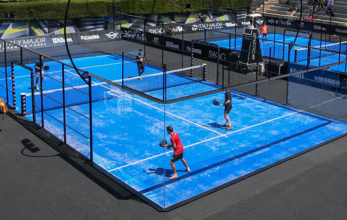 Bức tường trong suốt bao quanh sân đấu là điểm nhấn của Padel.