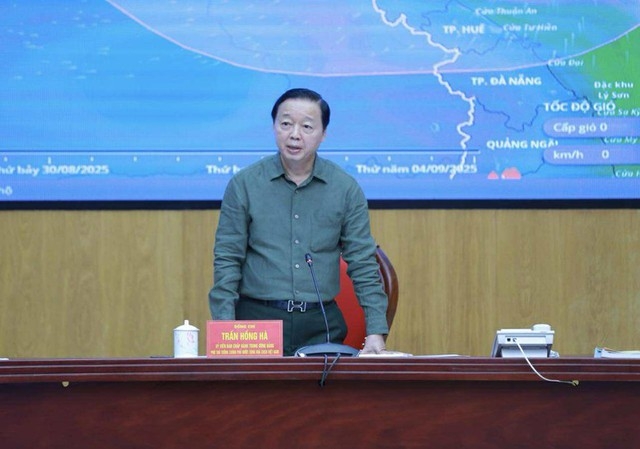 Phó Thủ tướng Chính phủ Trần Hồng Hà chủ trì họp Ban Chỉ đạo tiền phương về ứng phó bão số 5 (bão Kajiki), đặt tại Trung tâm chỉ huy Quân khu 4.&nbsp;