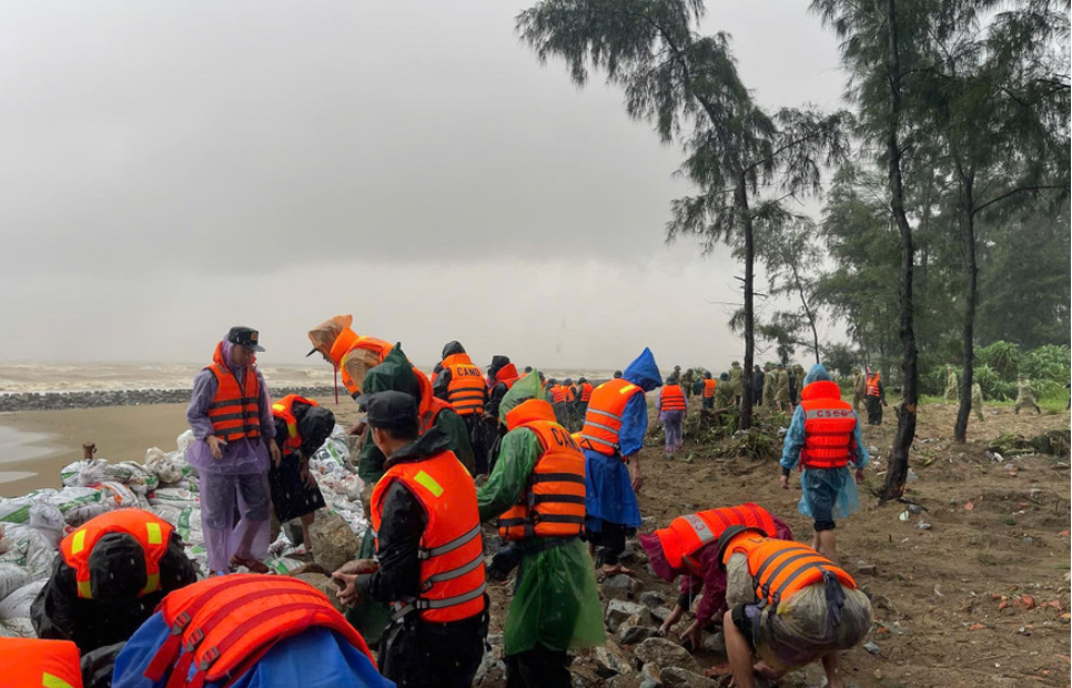 Lực lượng chức năng gia cố đê biển xã Đan Hải