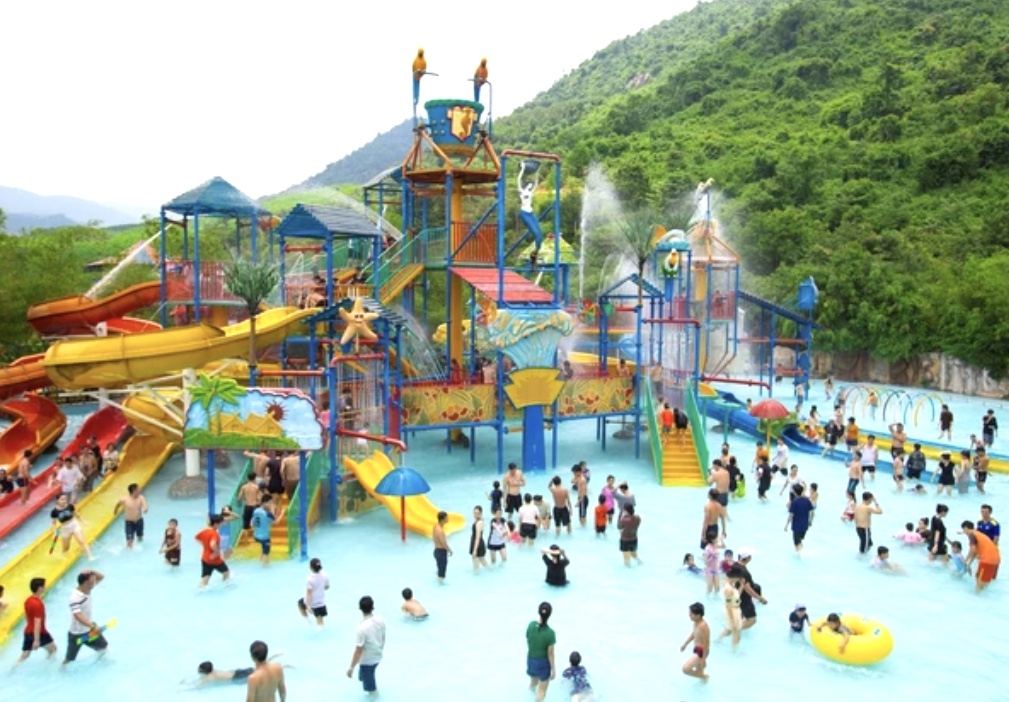 Khách du lịch đến Khu&nbsp;Công viên suối khoáng nóng núi Thần Tài ngày càng đông.