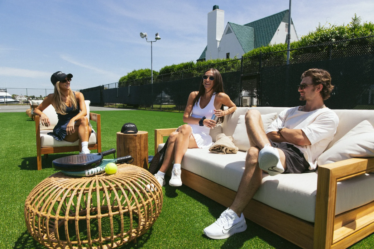 Padel là môn thể thao dùng vợt đục lỗ và banh nỉ.