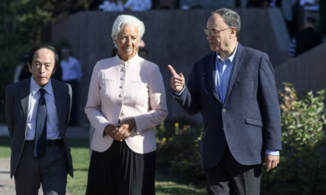 Từ trái qua: Thống đốc BOJ Kazuo Ueda, Chủ tịch ECB Christine Lagarde và Thống đốc BOE Andrew Bailey tại hội nghị của Fed ở Jackson Hole ngày 22/8 - Ảnh: Reuters.