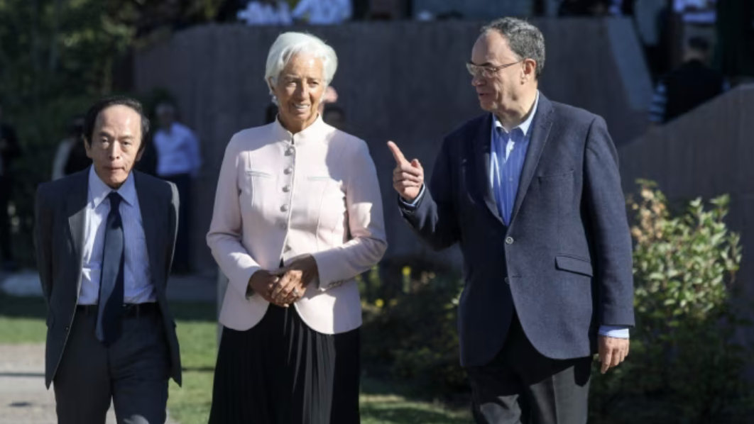 Từ trái qua: Thống đốc BOJ Kazuo Ueda, Chủ tịch ECB Christine Lagarde và Thống đốc BOE Andrew Bailey tại hội nghị của Fed ở Jackson Hole ngày 22/8 - Ảnh: Reuters.