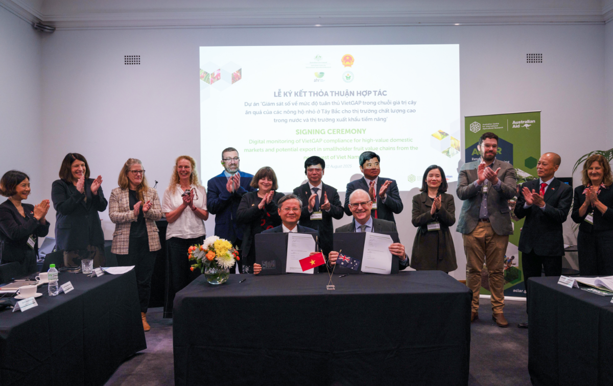 Lễ ký kết giữa về dự án nông nghiệp xanh do ACIAR tài trợ trị giá 2,1 triệu đô la Úc. (ĐSQ Australia)