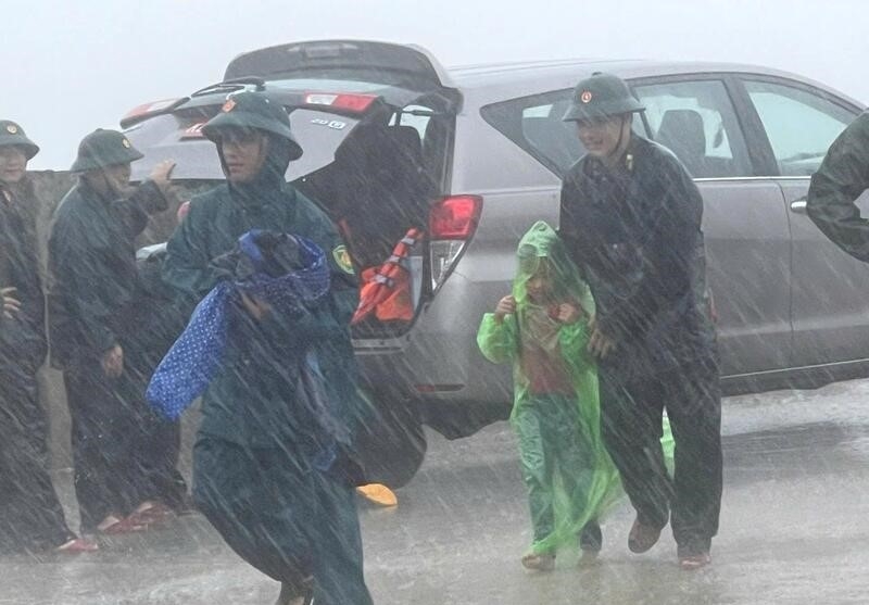 Lực lượng chức năng tỉnh Thanh Hóa nỗ lực di dời khẩn cấp người dân tại xã Nghi Sơn đến nơi an toàn trong sáng ngày 25/8