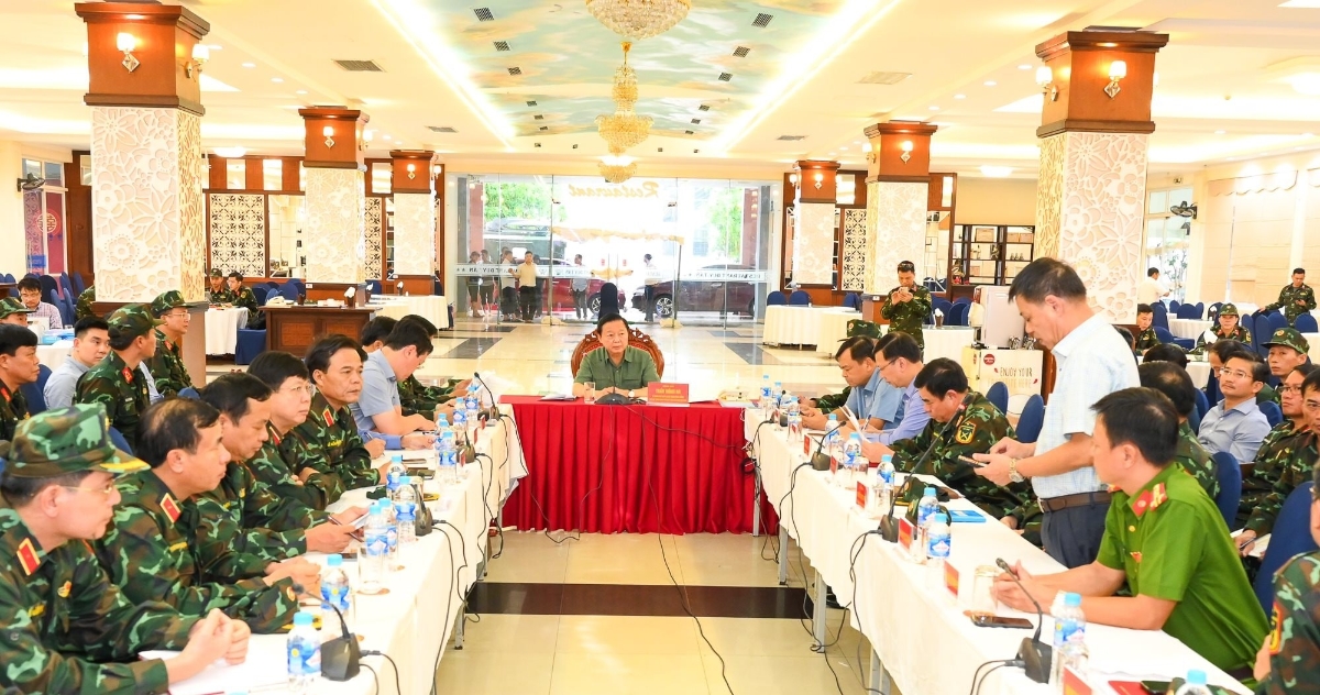 Phó Thủ tướng Chính phủ Trần Hồng Hà tiếp tục chủ trì giao ban với các điểm cầu Văn phòng Chỉnh phủ, Cục Khí tượng Thuỷ văn, các tỉnh, thành để chỉ đạo công tác ứng phó cơn bão số 5. Ảnh: Thành Cường