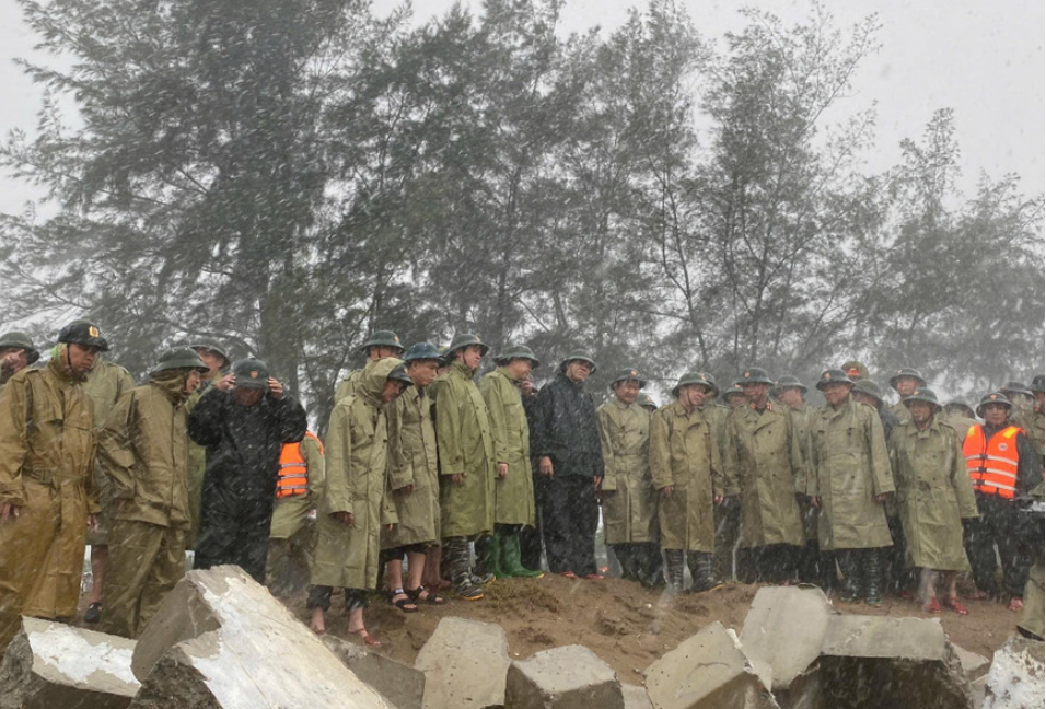 Ngay sau cuộc họp, Phó Thủ tướng cùng lãnh đạo Quân khu 4, tỉnh Hà Tĩnh đã trực tiếp kiểm tra công tác hộ đê Hội Thống (xã Đan Hải). Phó Thủ tướng yêu cầu chính quyền các cấp huy động tối đa lực lượng, phương tiện, khẩn trương gia cố đê trước khi bão đổ bộ, nhưng phải đặt an toàn con người lên hàng đầu.