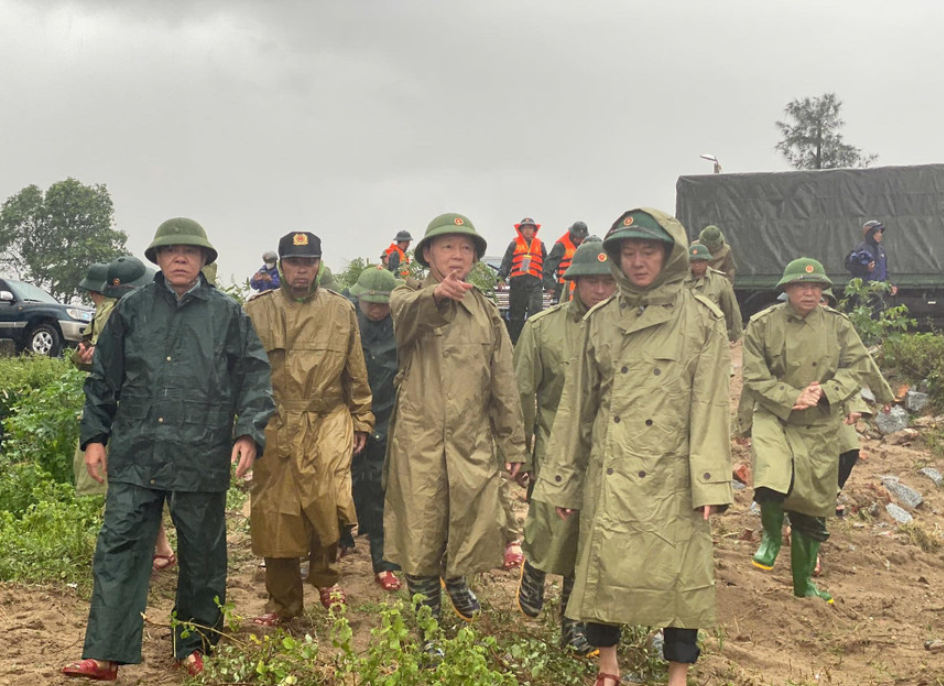 Phó Thủ tướng Trần Hồng Hà kiểm tra công tác hộ đê, chỉ đạo ứng phó bão số 5 (Kajiki) tại Hà Tĩnh, yêu cầu đảm bảo an toàn tuyệt đối cho người dân.