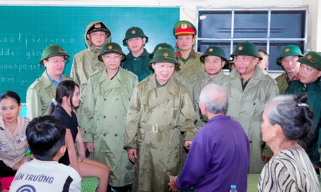 Trưa 25/8, Phó Thủ tướng Chính phủ Trần Hồng Hà thăm hỏi, động viên người dân đi sơ tán, tránh trú bão tại xã Diễn Châu, tỉnh Nghệ An