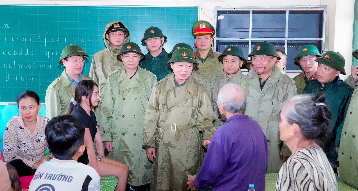 Trưa 25/8, Phó Thủ tướng Chính phủ Trần Hồng Hà thăm hỏi, động viên người dân đi sơ tán, tránh trú bão tại xã Diễn Châu, tỉnh Nghệ An